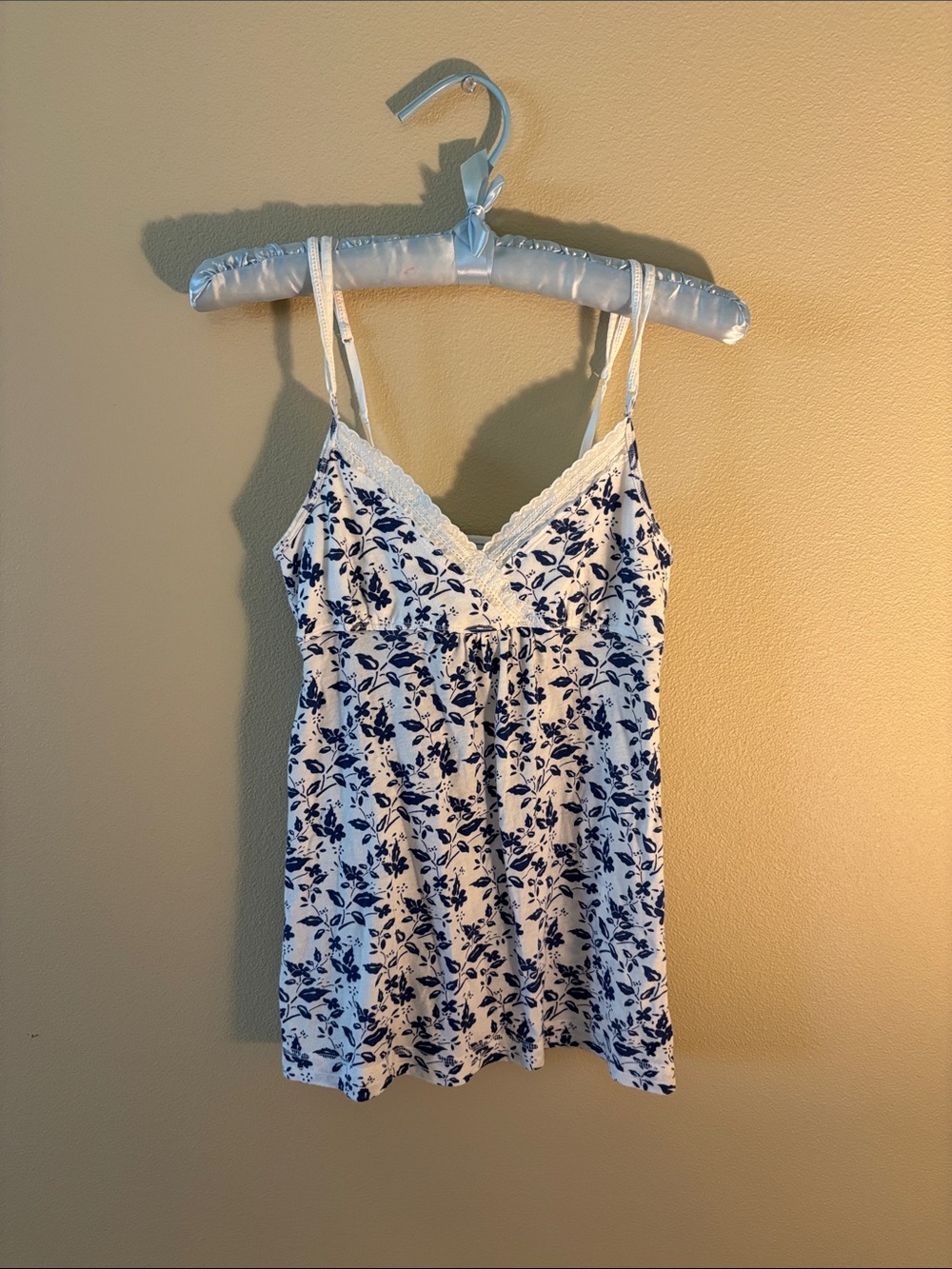 Vintage American Eagle Outfitters - White Camisole Floral Print and Lace Trim!